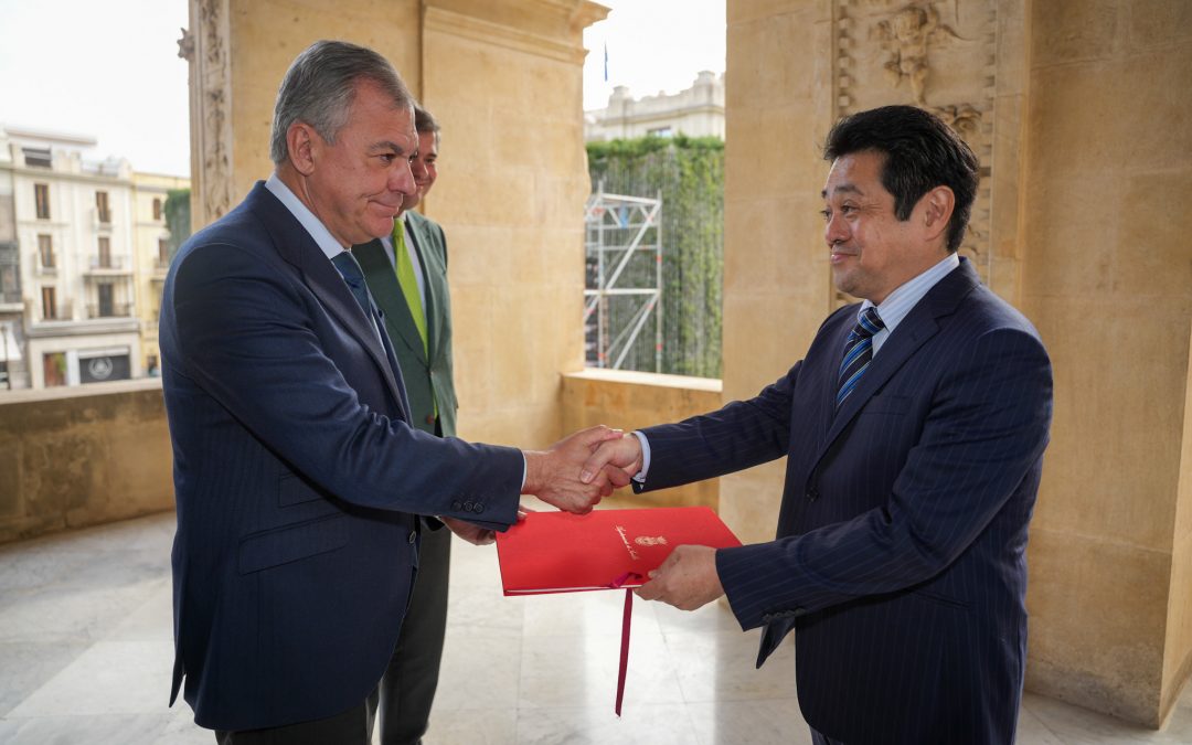 El alcalde recibe a Satoshi Shigemi, presidente de Honda Research Institute